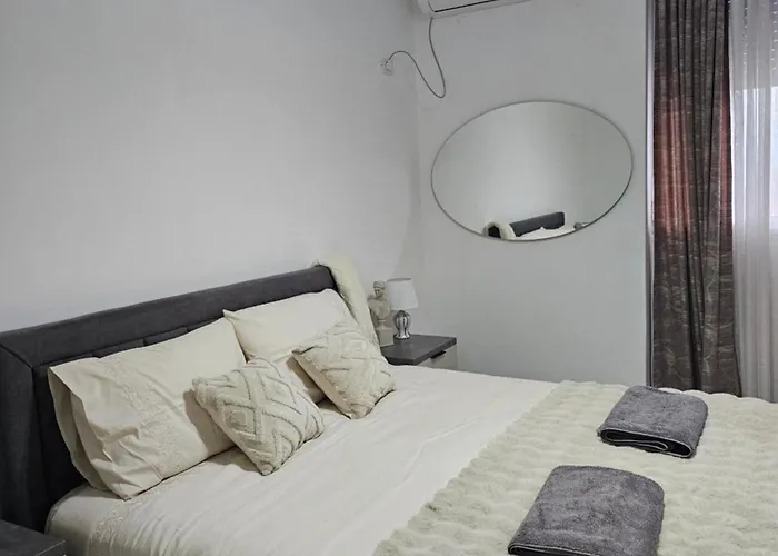 Warm 2br In Heart Of City, Walk To Shops & Cafes