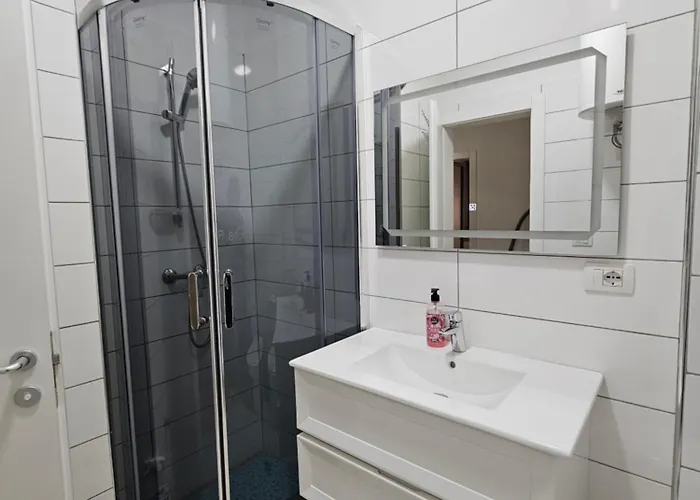 Warm 2br In Heart Of City, Walk To Shops & Cafes Apartment *