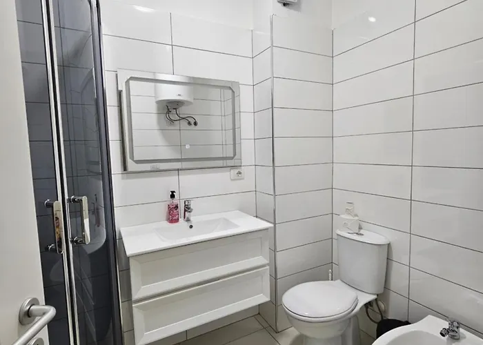 Warm 2br In Heart Of City, Walk To Shops & Cafes