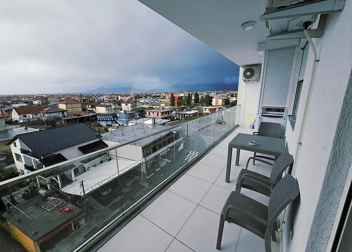 Warm 2br In Heart Of City, Walk To Shops & Cafes *